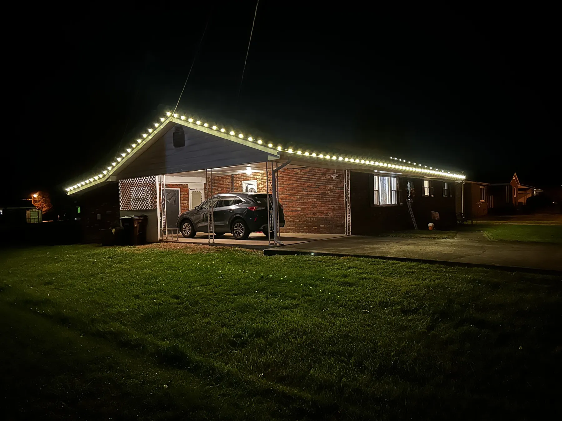 Warm white roofline on a ranch home, November 2023